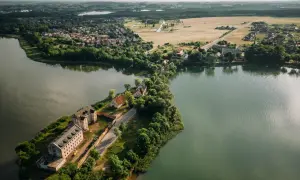 Widok z lotu ptaka na Ełk: jezioro, zabudowania i tereny zielone.
