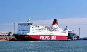 Prom Mariella Viking Line gotowy do rejsu do Finlandii. Statek cumuje przy nabrzeżu w słoneczny dzień.