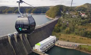 Kolejka linowa Solina czeka na pasażerów. Sprawdź solina kolejka linowa cennik i wybierz się na malowniczą podróż nad zielonymi wzgórzami.