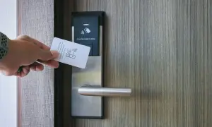 Bezpieczeństwo w hotelu: Zamykanie drzwi od środka czy karta wystarczy?
