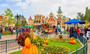 Jesień w Disneyland Paris. Bilety na jesienne atrakcje i dekoracje w parku.