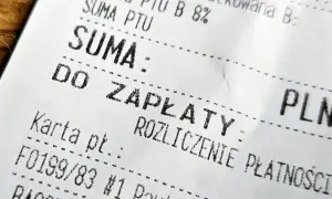 Fragment paragonu fiskalnego z napisem "SUMA: DO ZAPŁATY". Widoczna kwota do zapłaty i szczegóły rozliczenia.