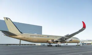 Złoty samolot Airbus z napisem #Ultimate #LongRangeLeader gotowy do najdłuższego lotu samolotem.