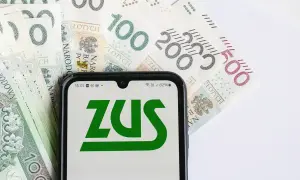 ZUS na ekranie telefonu, obok polskie banknoty. Czas na wniosek o zwrot nadpłaty ZUS.