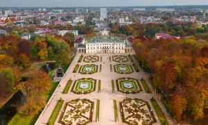 Pałac Branickich w Białymstoku, jeden z najpiękniejszych miast w Polsce, otoczony jesiennym parkiem.