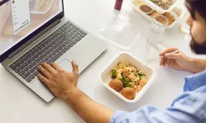 Praca przy laptopie i posiłek z cateringu. Zastanawiasz się nad usługą cateringową a odliczeniem VAT?