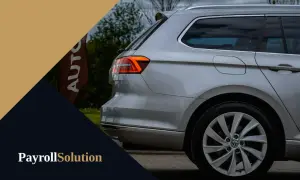 Srebrne kombi, idealne na długie trasy i rozliczenia kilometrówki. Logo "PayrollSolution" na ciemnym tle.