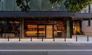 Elegancki bar hotelowy Nobu w Warszawie z widokiem na ulicę.