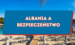 Piękna plaża w Albanii, gdzie słońce świeci, a leżaki czekają. Czy w Albanii jest bezpiecznie? Odpowiedź znajdziesz na niebieskim tle.
