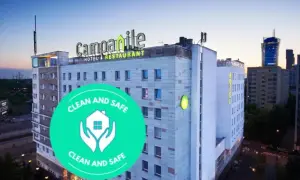 Hotel Campanile w Warszawie z zieloną naklejką "Clean and Safe".