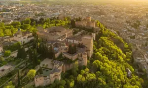 Widok z lotu ptaka na Alhambrę w Granadzie, otoczoną bujną zielenią. Marzysz o zwiedzaniu? Sprawdź alhambra bilety!