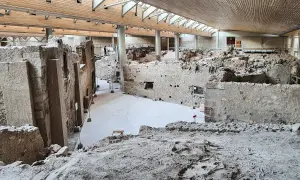 Ruiny Akrotiri pod nowoczesnym dachem. Kamienne mury i ślady dawnego życia na Santorini.