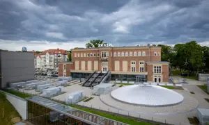 Nowy Teatr Polski w Szczecinie, kiedy otwarcie? Budynek z cegły z napisem TEATR, nowoczesne szklane konstrukcje i kopuła.