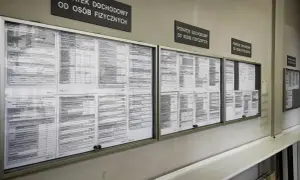 Tablice informacyjne z drukami PIT i informacjami o podatku dochodowym od osób fizycznych. Widać napisy "Podatek dochodowy od osób fizycznych", a także formularze, które mogą dotyczyć 3 progu podatkowego.