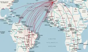 Mapa trasatlantyckich tras lotniczych z Europy do Ameryki Północnej i Południowej. Pokazuje, ile się leci do Portugalii z różnych miejsc.