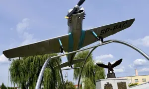Samolot SP-PAC, symbol Radomyśla Wielkiego, dumnie wznosi się nad pomnikiem orła.
