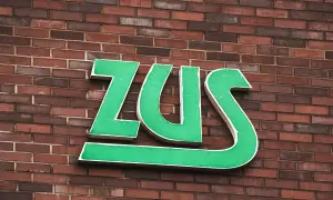 Zielone litery ZUS na ceglanej ścianie. Zastanawiasz się, jak długo jeszcze będzie działał mały zus plus?