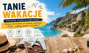 Tanie wakacje: plaża, palmy, walizka, samolot, kapelusz, okulary, paszport, muszle.