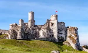 Ruiny zamku na skale, część Szlaku Orlich Gniazd. Polska flaga powiewa na wieży.