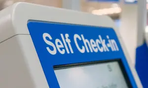 Terminal do samodzielnego odprawy z napisem "Self Check-in".