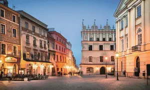 Lublin nietypowe atrakcje: Rynek w blasku latarni, z kamienicami i kawiarniami. Wieczorny spacer po Starym Mieście.