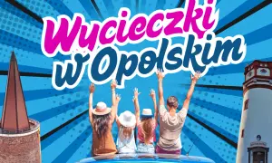 Wypoczynek w województwie opolskim. Rodzina na dachu samochodu pozdrawia wieżę widokową i zamek.