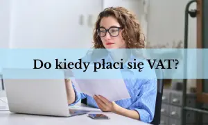Kobieta w okularach analizuje dokumenty przy laptopie. Pytanie "Do kiedy płaci się VAT?" pojawia się na jasnoniebieskim tle.