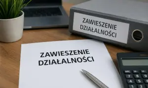 Dokumenty dotyczące zawieszenia działalności i ZUS leżą na biurku obok kalkulatora i laptopa.