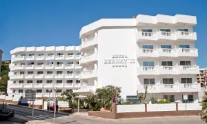 Hotel Bernatti, idealny na wakacje all inclusive w Barcelonie. Biały budynek z balkonami i widokiem na morze.