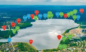 Widok na jezioro rybnickie z zaznaczonymi atrakcjami: plażą, restauracjami, trasami rowerowymi i sportami wodnymi.