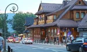 Spacer po Krupówkach, gdzie drewniana architektura przeplata się z ruchem ulicznym i turystami.