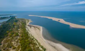 Piaszczyste mierzeje i zielone wybrzeże Morza Bałtyckiego, idealne na wypoczynek w nadmorskich miejscowościach.
