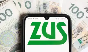 Telefon z logo ZUS na tle banknotów 100 zł. Czas na opłacenie składek ZUS.