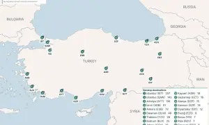 Mapa głównych lotnisk w Turcji, pokazująca ich lokalizację i liczbę regularnie obsługiwanych lotów bez przesiadek.