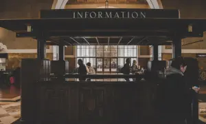 Jak się wymeldować z hotelu? Uniknij opłat i oszczędź czas!