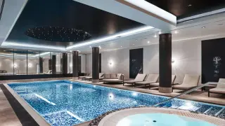 Basen i jacuzzi w Radisson Collection Hotel Warsaw. Luksusowy relaks przy błękitnej wodzie i wygodnych leżakach.