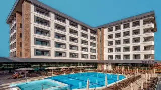 Nowe, nowoczesne hotele z basenami i leżakami. Warto sprawdzić zenhotels recenzje przed rezerwacją.