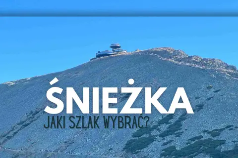 Szczyt Śnieżki z widocznym budynkiem obserwatorium. Na zboczu góry widać ludzi idących szlakiem.