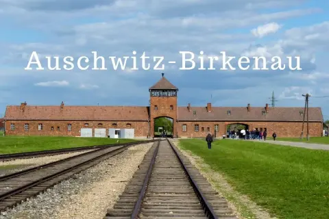 Brama w Auschwitz-Birkenau, gdzie kiedyś nie było cennika, a jedynie cierpienie. Torem kolejowym do bramy.