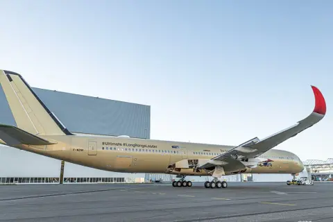 Złoty samolot Airbus z napisem #Ultimate #LongRangeLeader gotowy do najdłuższego lotu samolotem.