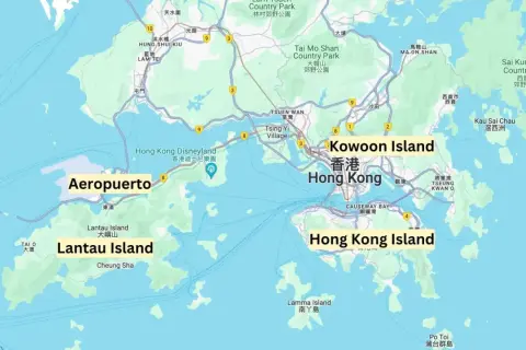Mapa pokazuje, gdzie jest Hong Kong, z zaznaczonymi wyspami Lantau, Kowloon i Hong Kong Island, a także lotniskiem.