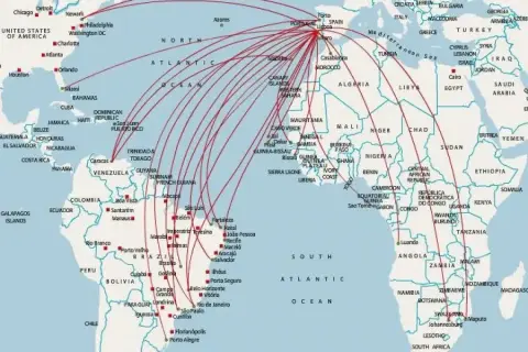 Mapa trasatlantyckich tras lotniczych z Europy do Ameryki Północnej i Południowej. Pokazuje, ile się leci do Portugalii z różnych miejsc.