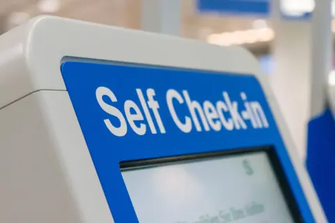Terminal do samodzielnego odprawy z napisem "Self Check-in".