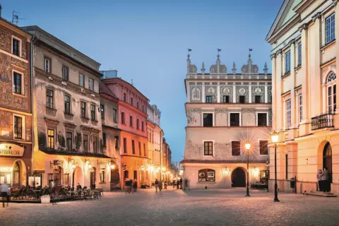 Lublin nietypowe atrakcje: Rynek w blasku latarni, z kamienicami i kawiarniami. Wieczorny spacer po Starym Mieście.