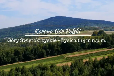Łysica, najwyższy szczyt Gór Świętokrzyskich, wznosi się majestatycznie na tle błękitnego nieba.