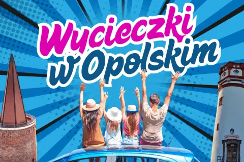 Wypoczynek w województwie opolskim. Rodzina na dachu samochodu pozdrawia wieżę widokową i zamek.