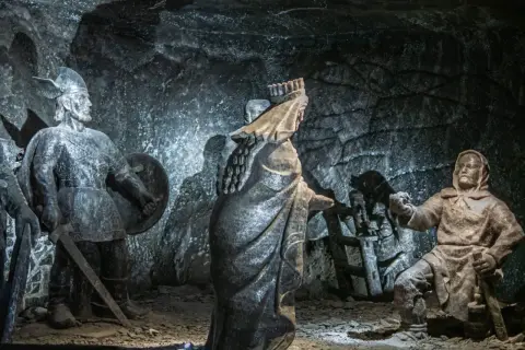 Rzeźby z soli w kopalni soli „Wieliczka” zdjęcia. Postacie historyczne w podziemnych komnatach.