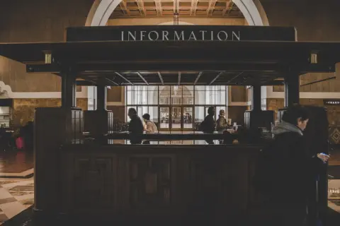 Jak się wymeldować z hotelu? Uniknij opłat i oszczędź czas!