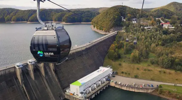 Kolejka linowa Solina czeka na pasażerów. Sprawdź solina kolejka linowa cennik i wybierz się na malowniczą podróż nad zielonymi wzgórzami.