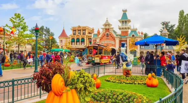 Jesień w Disneyland Paris. Bilety na jesienne atrakcje i dekoracje w parku.
